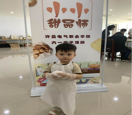 我集团举办“庆六一”教职工亲子烘焙活动